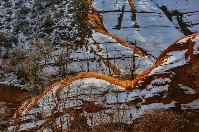 走，去波浪谷景区看雪落丹霞