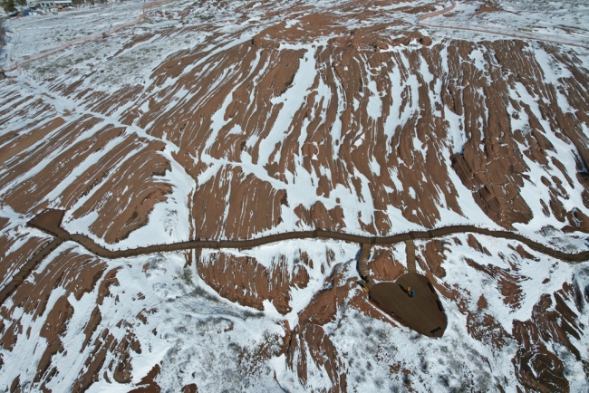 走，去波浪谷景区看雪落丹霞