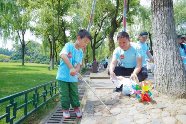杭州市“文明迎亚运·烟蒂不落地” 最美家庭公益行活动在西子湖畔成功举行