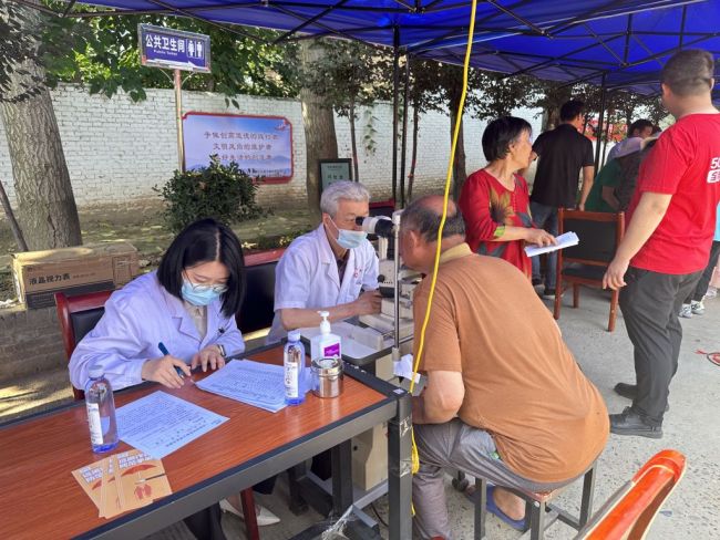 咸阳联通秦都分公司开展“浓情端午关爱老年人，关注眼健康”银龄公益课堂活动