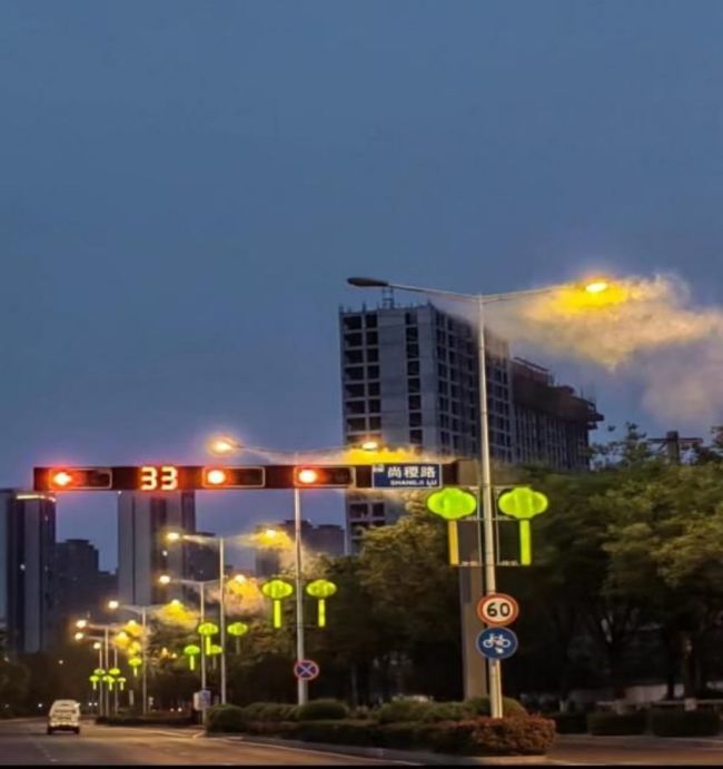 “喷云吐雾”西安经开区这条路灯杆变身降尘“神器”