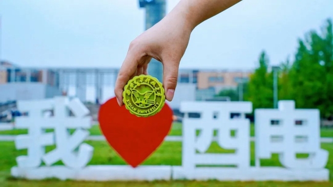 陕西十校联名校徽月饼上新 你最pick哪一款？