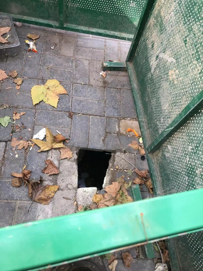 西安一处路面塌陷2月未处理与小学相邻市政回应