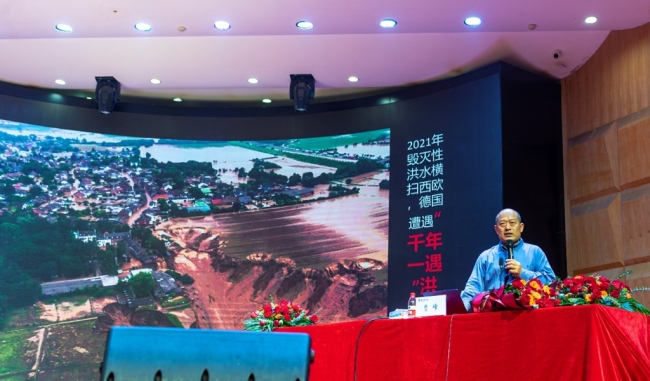 贾峰做客海口经济学院美育大讲堂讲授“自然之美”