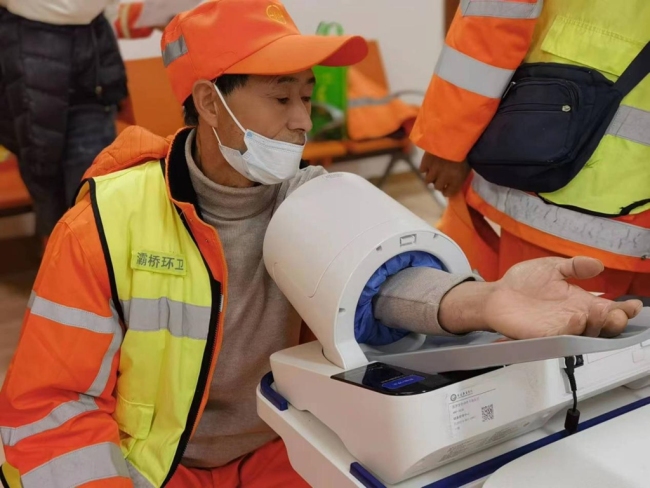 西安秦皇医院联合灞桥区环卫站开展“优惠体检送健康”公益活动