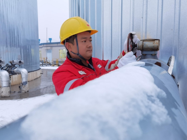 长庆油田第八采油厂：铁边城采油作业区以“雪”为令，鏖战风雪保生产