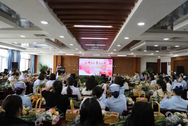 神木市医院举办“医韵年华，花漾绽放”三八国际妇女节职工插花活动