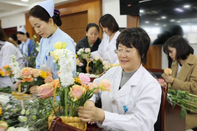 神木市医院举办“医韵年华，花漾绽放”三八国际妇女节职工插花活动