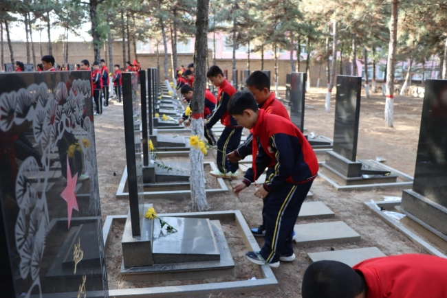 榆林市第十四小学开展清明节祭扫烈士墓主题教育活动