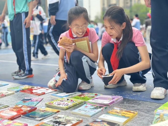 共建书香校园 西安经开区多所学校开展书籍义卖活动