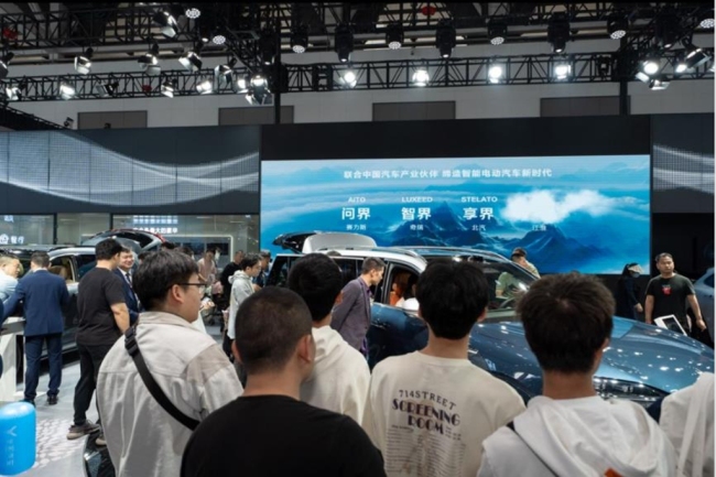 智界S7、问界新M5亮相西安五一车展，鸿蒙智行大秀品牌全家福