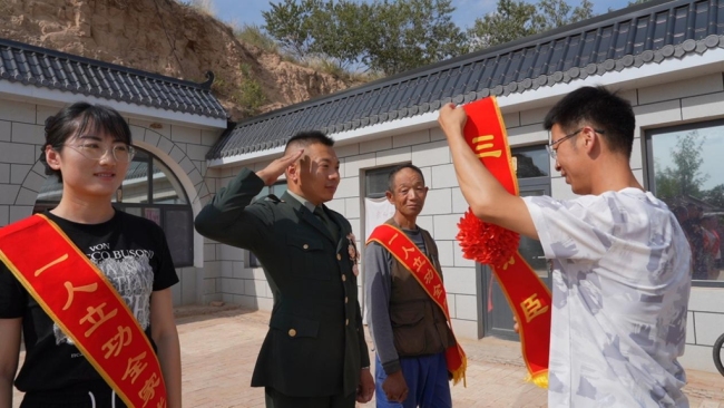 陕西横山：荣立三等功 喜报送家中