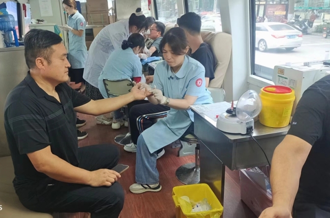 退役军人志愿者无偿献血献爱心