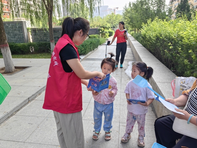 神木市四支河社区开展“防范电信网络诈骗，共建和谐安全社区”反诈宣传活动