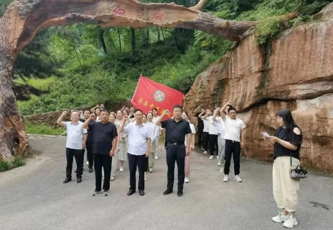 眉县中医医院开展“趣味研学旅 传承中药情”走进秦岭珍稀药材抚育基地研学活动