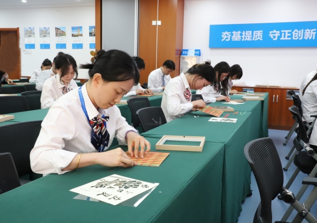 非遗传承，竹编织梦 中建八局西北公司职工匠心巧手迎双节