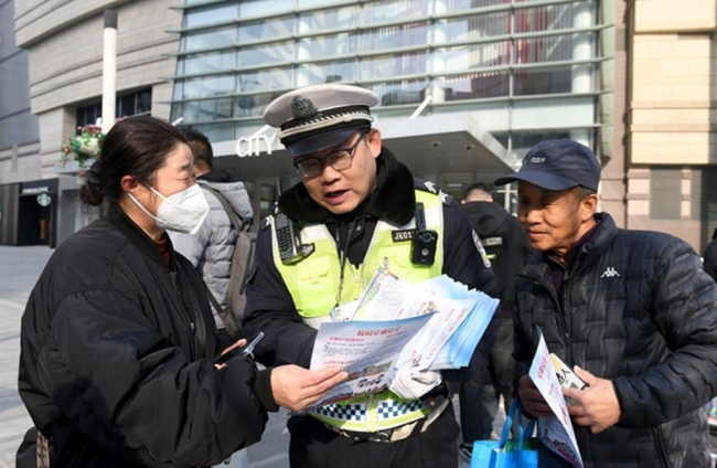 共筑安全出行路 西安经开区开展全国交通安全日宣传活动