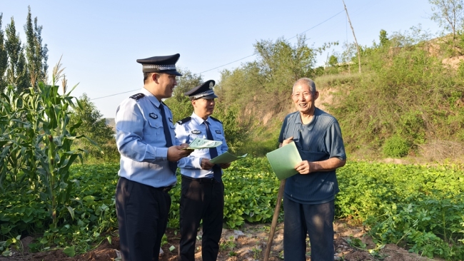 民警走进田间地头开展普法宣传