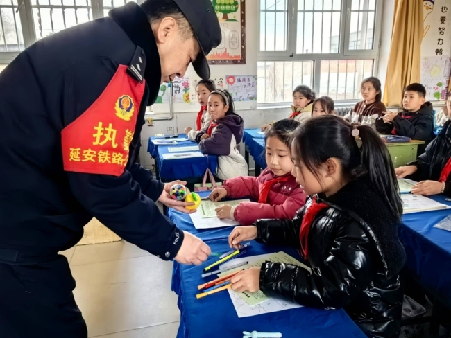 神木站派出所：平安春运 铁警守护