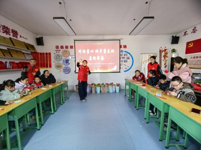 陕西佳县：小手剪出浓浓“年味”来