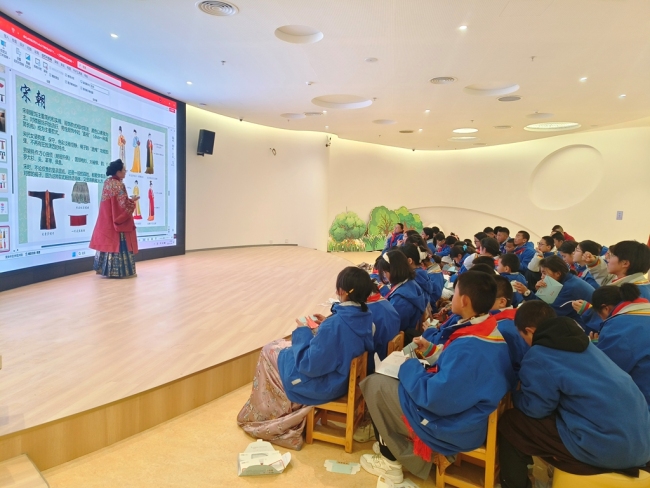 西安市浐灞第一中学学子走进西安市图书馆新馆开展非遗研学