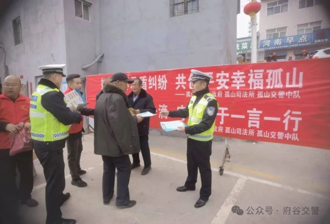 府谷交警：警民携手“赶古会”，交通安全“不打烊”