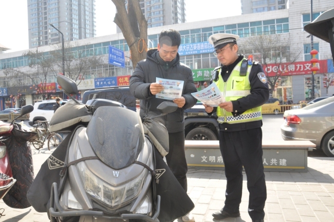 府谷县城区交警中队：站好“护学岗” 护航“新学期”