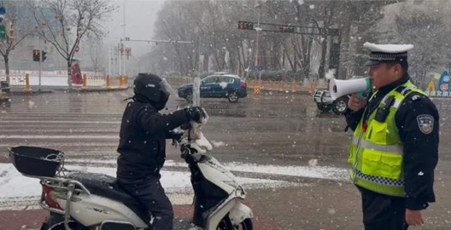 府谷县新区交警中队：迎战春雪 全力守护道路通畅