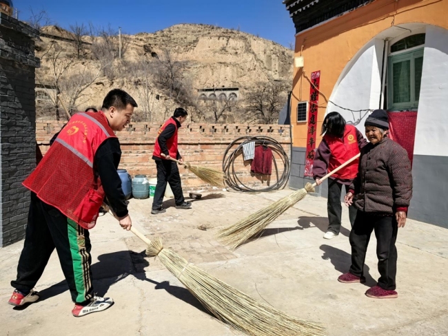 榆林市横山区韩岔镇便民服务中心：志愿践行环保梦，人居环境绿意浓