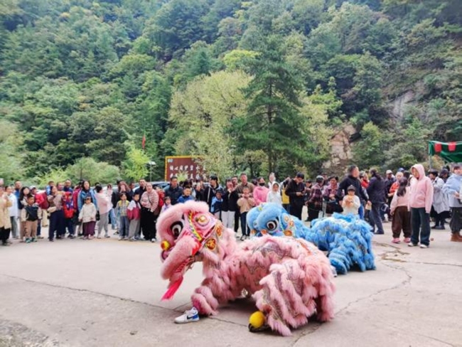 五一爆款预定！黄柏塬“山水疗愈+国潮狂欢”双攻略：集熊猫章、拍舞狮，做朋友圈最野的崽！