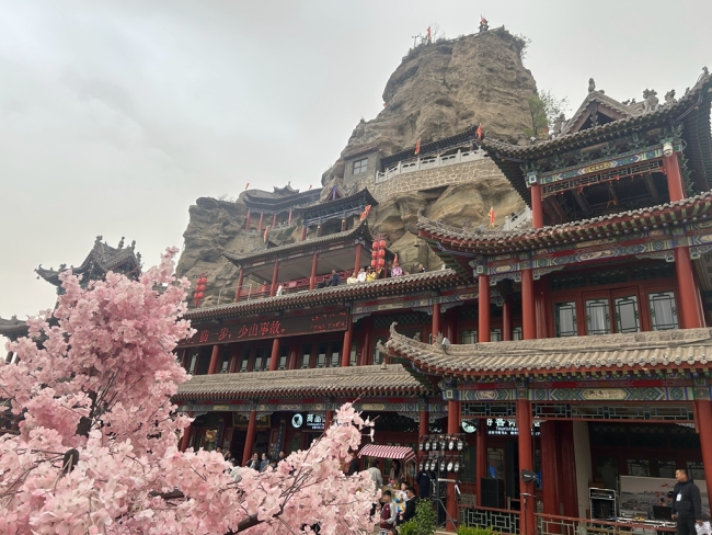 “五一”神木二郎山景区游人如织 传统文化与仙侠盛会共绽光彩