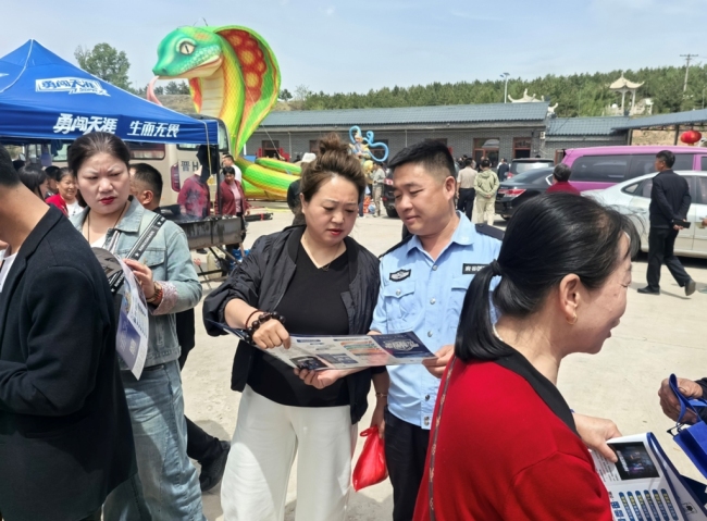 陕西府谷：庙会“警”色浓 守护“烟火气” 宣传“零距离”