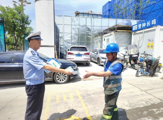 西安经开交警精准宣教护航群众安全出行