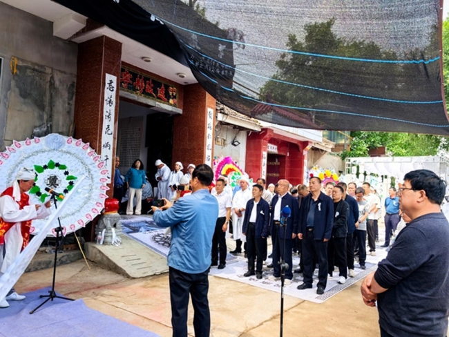 追忆邓鸿钧老先生：躬身教育三十载 俯身企业谋发展