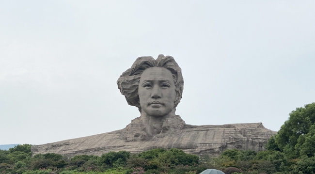 1300万播放量！欧亚学子用硬核浪漫向祖国表白