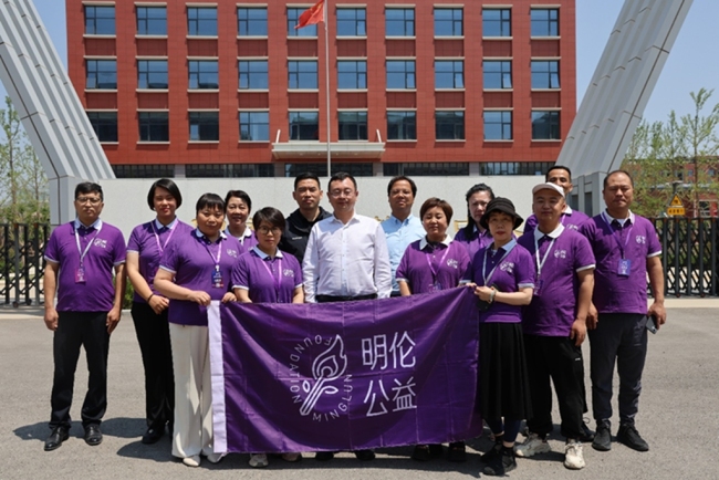 秦东魁带队慰问特殊学校儿童