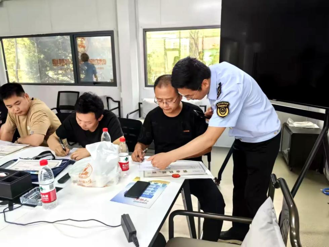 西安经开区送政策进农场 “个转企”服务助力商户转型升级