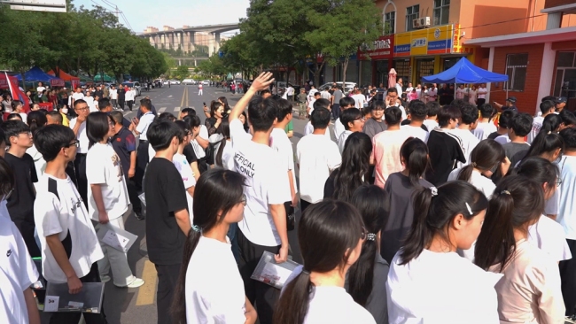 陕西神木：高考大幕拉开 家长满怀期待送考