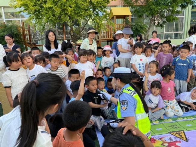 府谷县公安局交警大队：“同守护 共成长” 交通安全宣传进校园