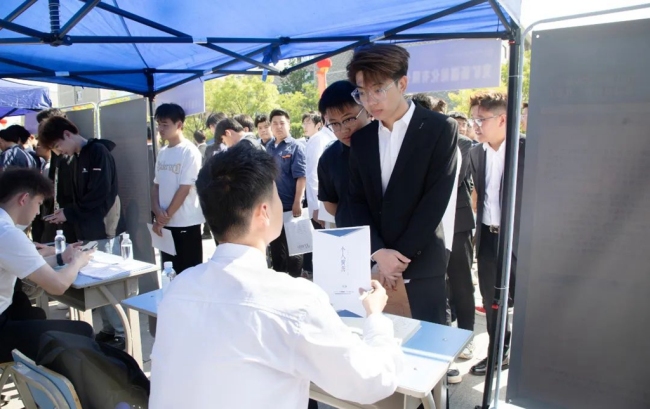 神木职院举行毕业生“百日冲刺促就业”双选会