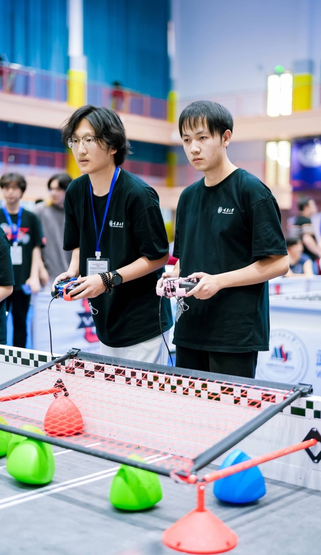 从高新校园到世界舞台：西安学子领衔重庆大学战队创VEX世锦赛历史最佳战绩
