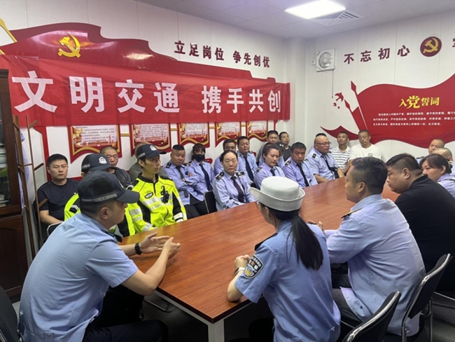 西安交管经开大队多点发力 筑牢交通安全“防护网”