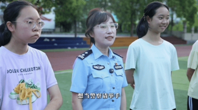 6月17日，“警花花”禁毒法治宣传队负责人柯雯询问学生们的梦想。