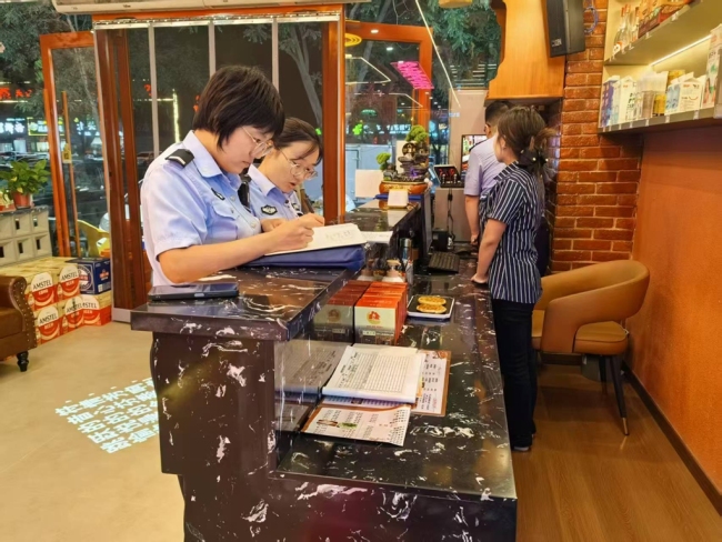 陕西神木市钟楼派出所开展夏夜治安巡查宣防行动