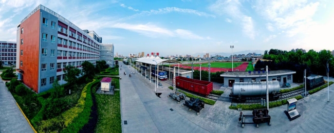 学校参照国家现行铁路运营标准建设的集车（务）、机（务）、工（务）、电（务）、辆（车辆）于一体的轨道交通综合实践基地
