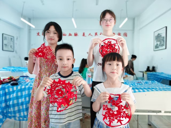红纸裁童趣 画笔绘乡韵——宜君县文化馆开展暑期公益培训传承民间艺术