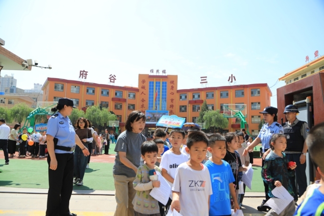“三见警”护航开学季 陕西府谷公安织密校园安全防护网