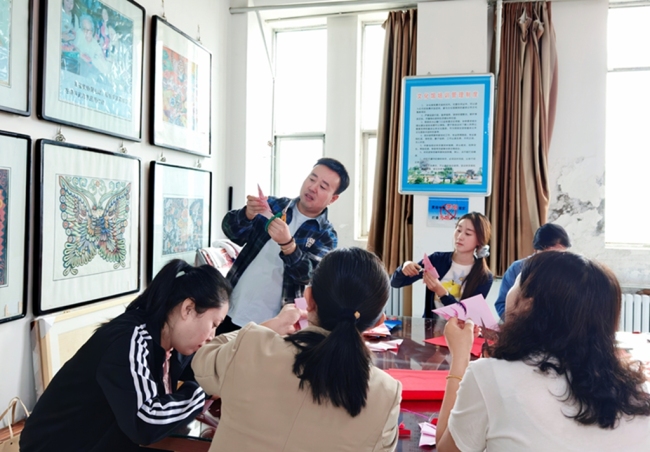 宜君县开展“我们的节日·七夕”—“巧手传文明 剪纸迎七夕”主题文明实践活动