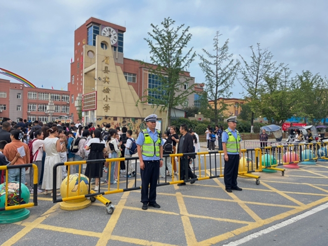 眉县公安局交管大队：“警”盯开学季，护航成长路