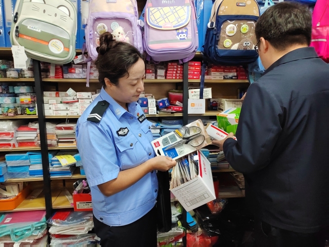 陕西靖边县多部门联动开展校园周边环境集中整治行动
